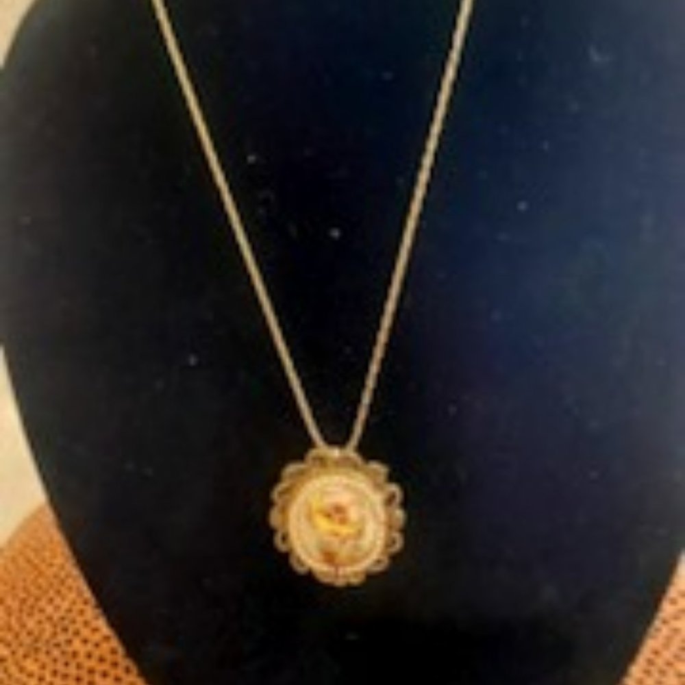 Brooch or necklace with flowers